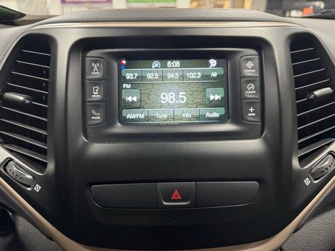 Used 2018 Jeep Cherokee Latitude w/ Altitude Package image 21