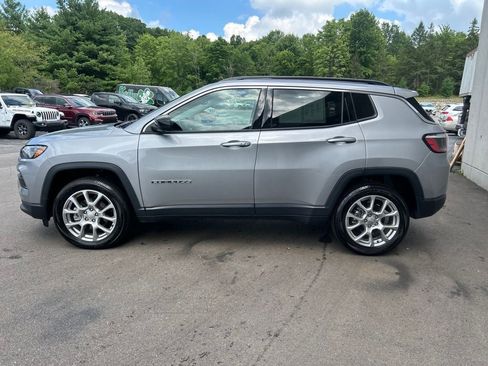 Used 2022 Jeep Compass Latitude AWD/4WD image 3