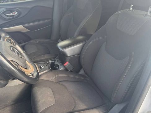 Used 2017 Jeep Cherokee Latitude w/ Comfort & Sound Group FWD image 10