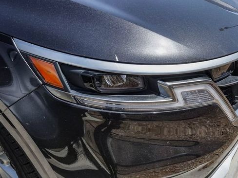 Certified 2024 Kia Carnival LX FWD image 3