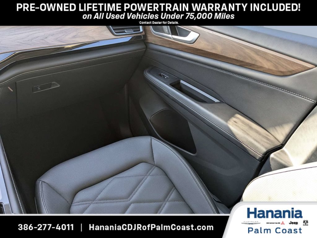 Used 2025 Volkswagen Atlas SE AWD/4WD image 17