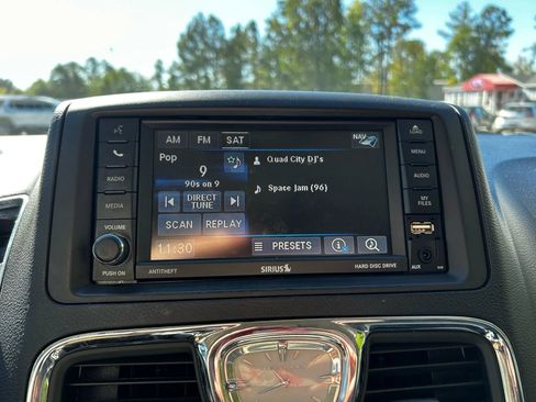 Used 2016 Chrysler Town & Country Touring image 19