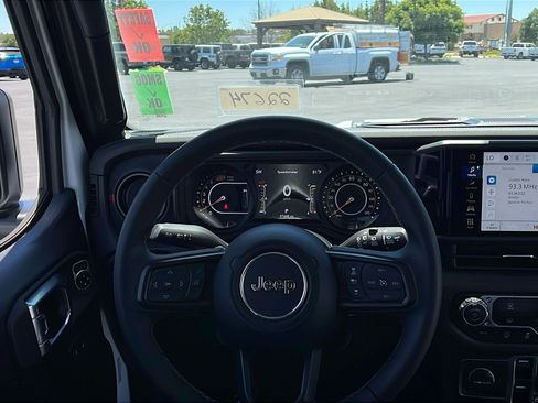 Used 2025 Jeep Wrangler Unlimited Rubicon AWD/4WD image 23