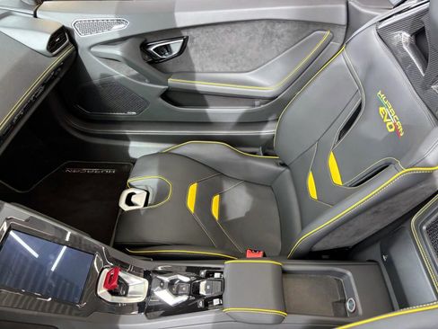 Used 2024 Lamborghini Huracan EVO image 45