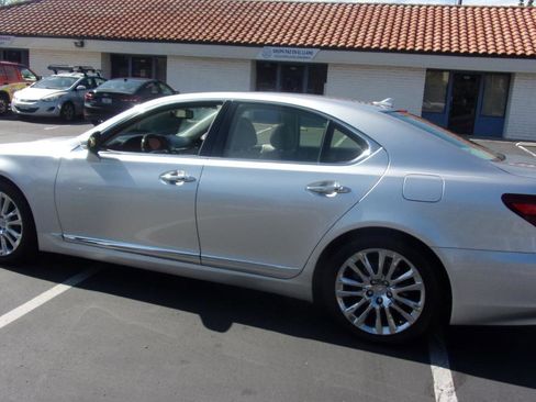 Used 2013 Lexus LS 460 w/ Comfort Pkg RWD image 3