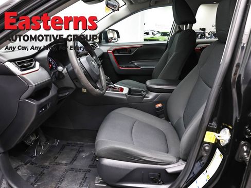 Used 2021 Toyota RAV4 LE image 14