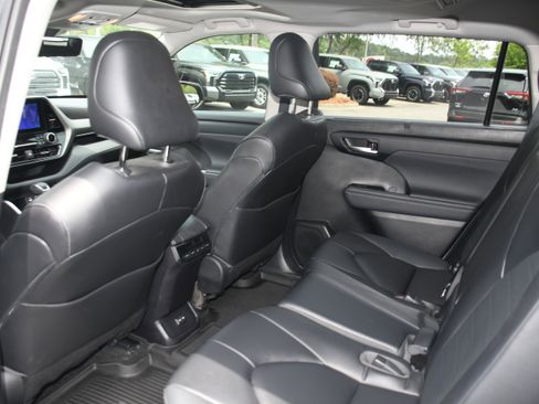 Used 2023 Toyota Highlander XLE FWD image 16