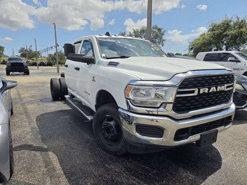 Used 2022 RAM 3500 Tradesman w/ Chrome Appearance Group RWD image 2