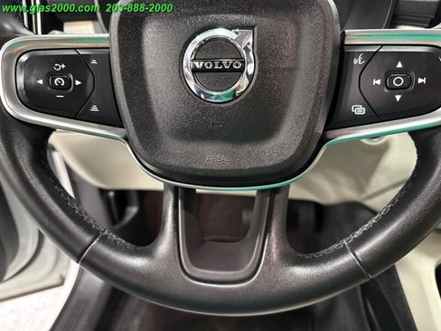 Used 2022 Volvo XC40 T5 Momentum image 23