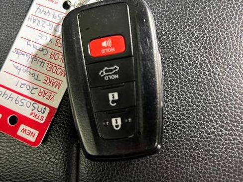 Used 2021 Toyota Highlander XLE FWD image 25