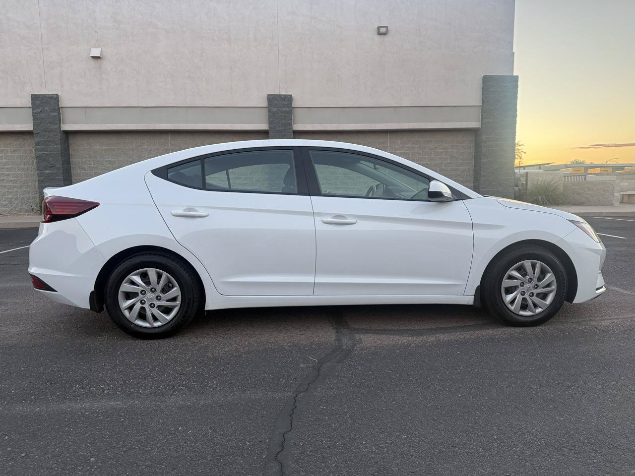 Used 2020 Hyundai Elantra SE w/ Cargo Package (C1) FWD image 2