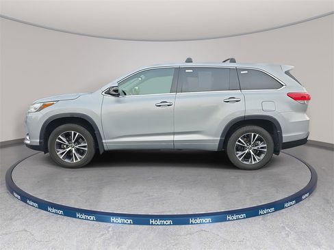 Used 2017 Toyota Highlander LE image 9
