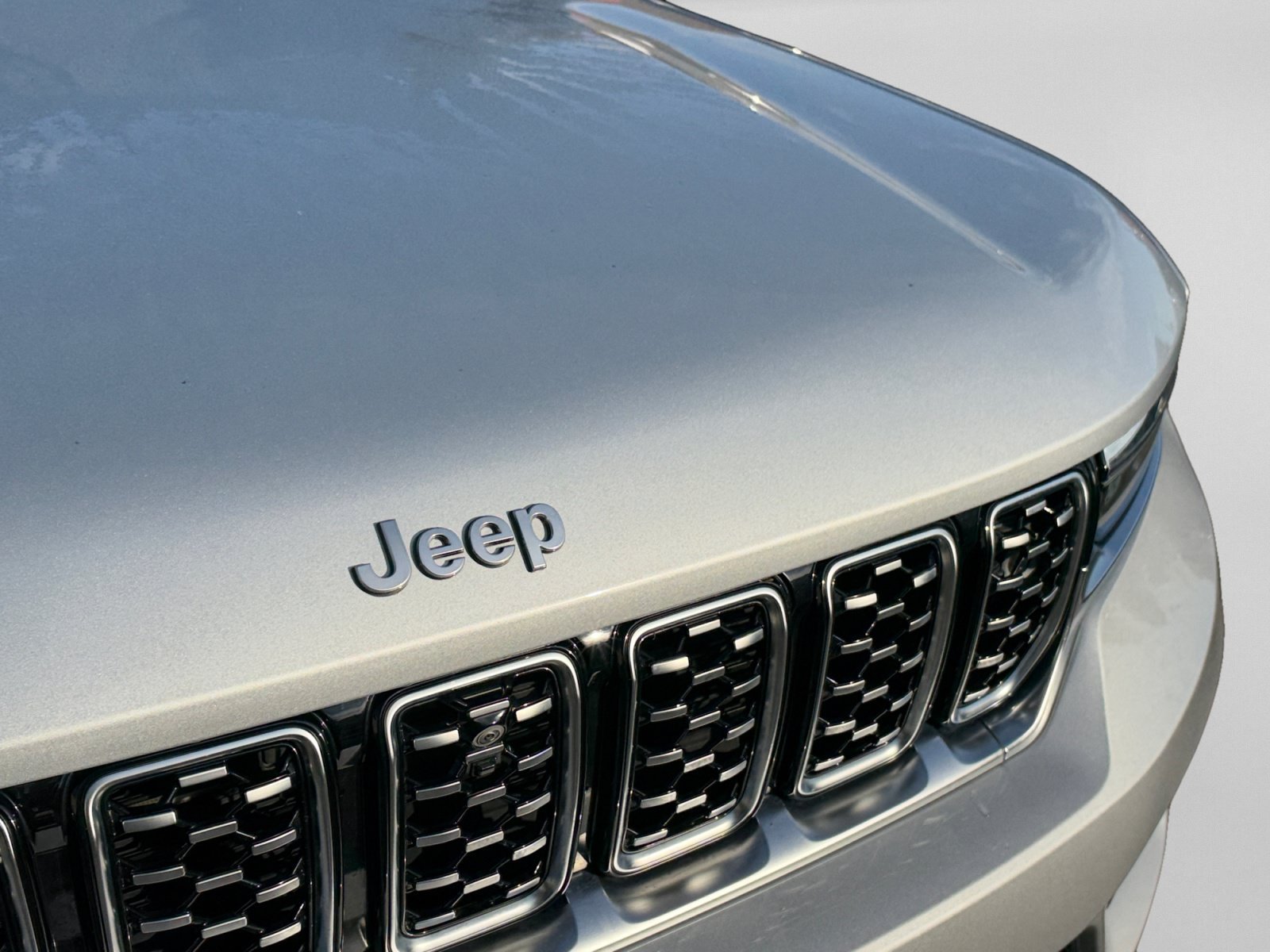Used 2023 Jeep Grand Cherokee Summit AWD/4WD image 32