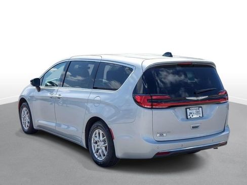 Used 2024 Chrysler Pacifica Touring-L FWD image 6