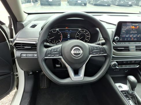 Used 2025 Nissan Altima 2.5 SV FWD image 8