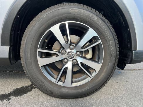 Used 2018 Toyota RAV4 XLE AWD/4WD image 31