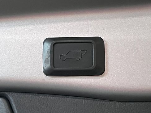 Used 2021 Toyota RAV4 XLE w/ Convenience Package AWD/4WD image 11
