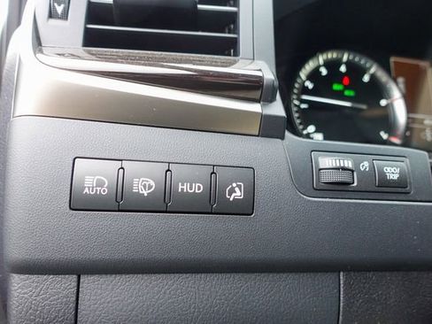 Used 2020 Lexus LX 570 4WD w/ 3rd Row & Luxury Pkg image 18