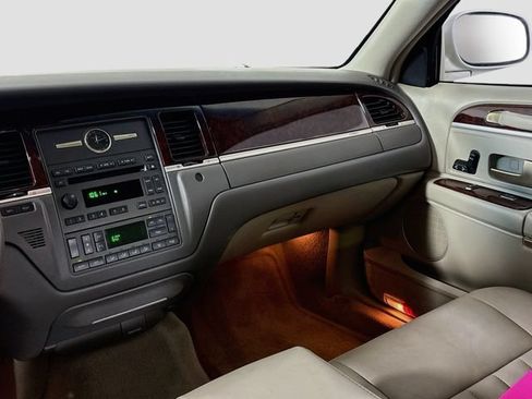 Used 2007 Lincoln Town Car Signature RWD image 20