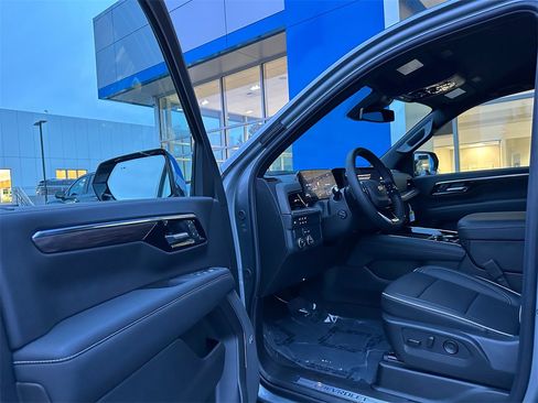New 2026 Chevrolet Suburban Premier image 21