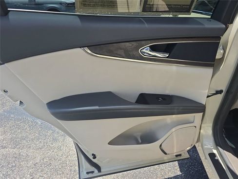 Used 2016 Lincoln MKX Select w/ Select Plus Package FWD image 11