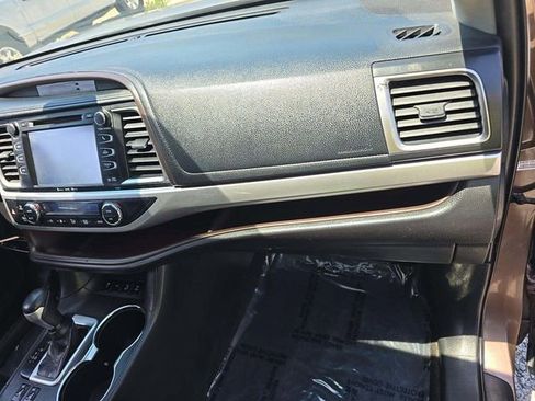 Used 2019 Toyota Highlander XLE AWD/4WD image 7