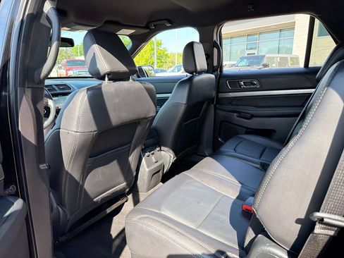Used 2018 Ford Explorer XLT w/ Equipment Group 202A FWD image 24