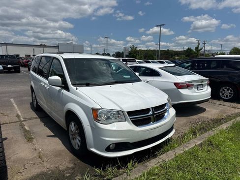 Used 2018 Dodge Grand Caravan SXT FWD image 2