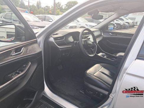 Used 2023 Jeep Grand Cherokee L Limited AWD/4WD image 11