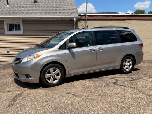 Used 2017 Toyota Sienna LE FWD image 2