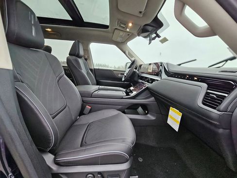 New 2025 INFINITI QX80 Luxe image 3