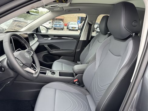 New 2025 Volkswagen Tiguan SE image 10