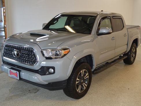 Used 2019 Toyota Tacoma TRD Sport image 7