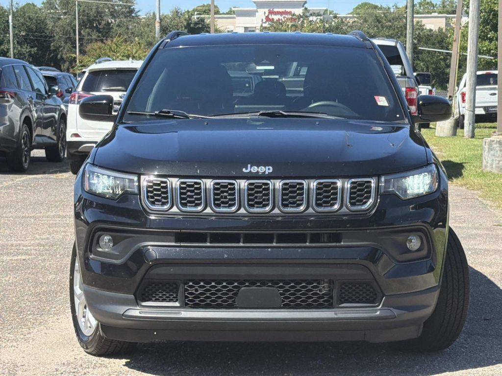 Used 2024 Jeep Compass Latitude AWD/4WD image 2