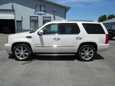 Used 2010 Cadillac Escalade Luxury AWD/4WD image 3