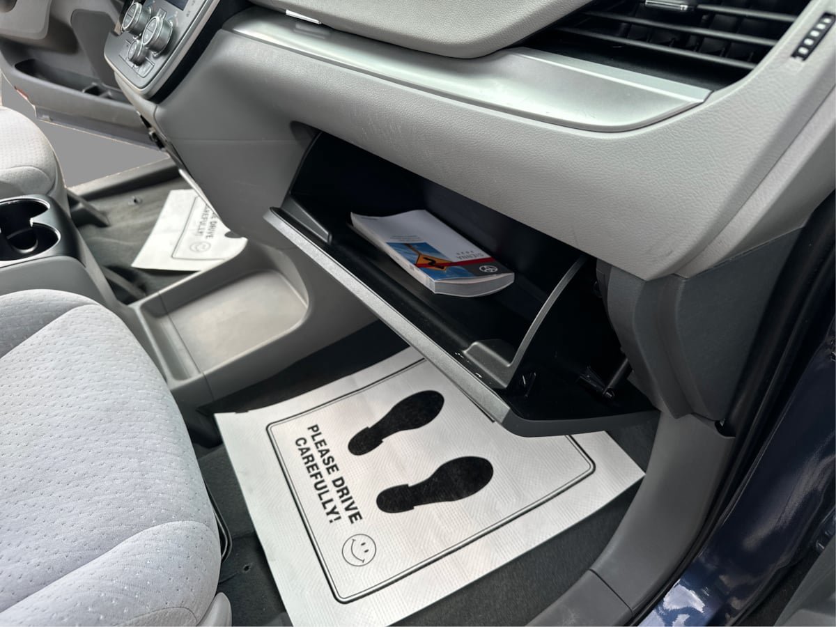 Used 2020 Toyota Sienna LE w/ LE Preferred Package FWD image 36