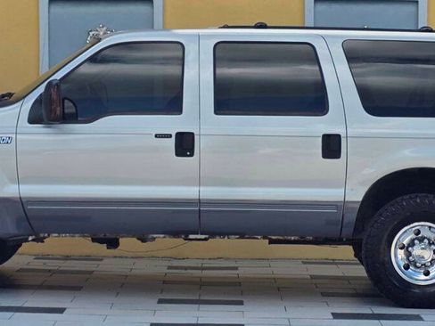 Used 2005 Ford Excursion XLT AWD/4WD image 4