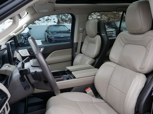Used 2022 Lincoln Navigator Reserve image 9
