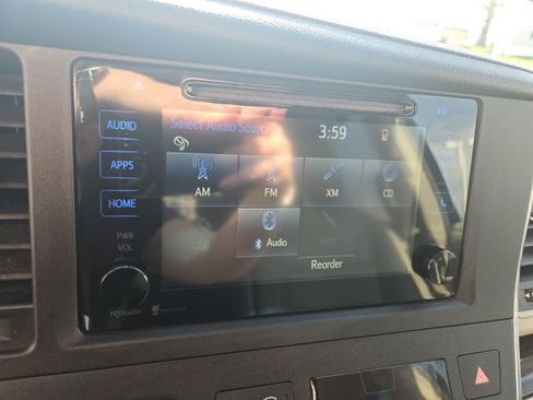 Used 2015 Toyota Sienna XLE image 19