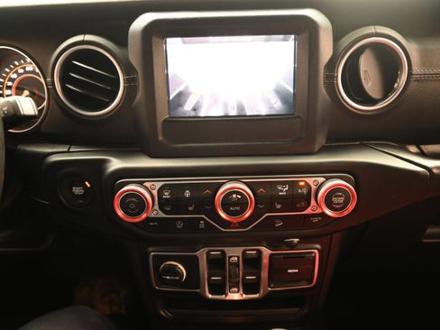 Used 2018 Jeep Wrangler Unlimited Sahara w/ Dual Top Group AWD/4WD image 18