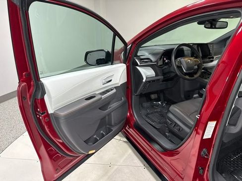 Used 2022 Toyota Sienna XSE AWD/4WD image 13