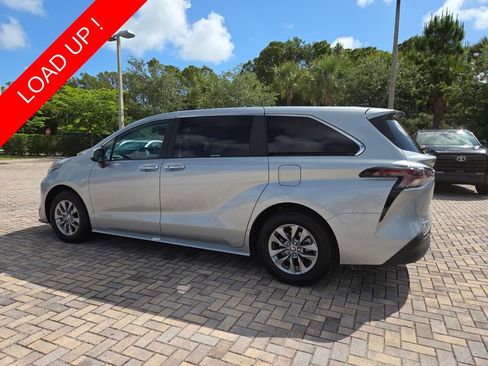 Used 2025 Toyota Sienna XLE FWD image 9