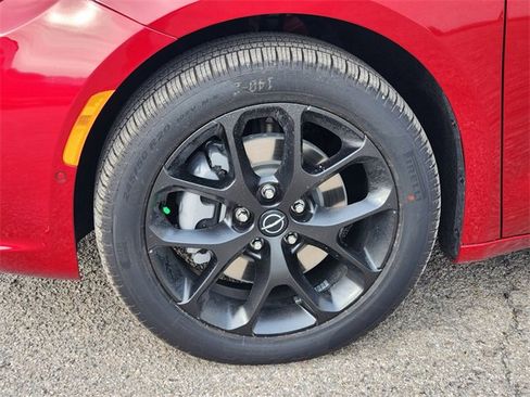 New 2026 Chrysler Pacifica Limited w/ Uconnect Theater Family Group image 8