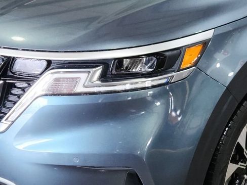 Used 2022 Kia Carnival EX FWD image 9
