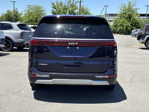 Used 2024 Kia Carnival LX FWD image 3