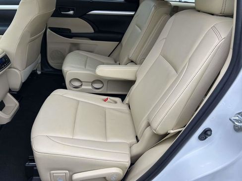 Used 2019 Toyota Highlander XLE FWD image 17