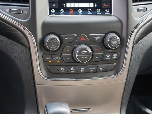 Used 2019 Jeep Grand Cherokee Laredo AWD/4WD image 23