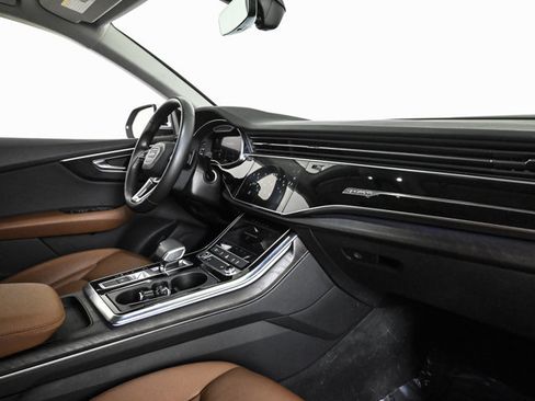 Used 2022 Audi Q8 Premium image 23