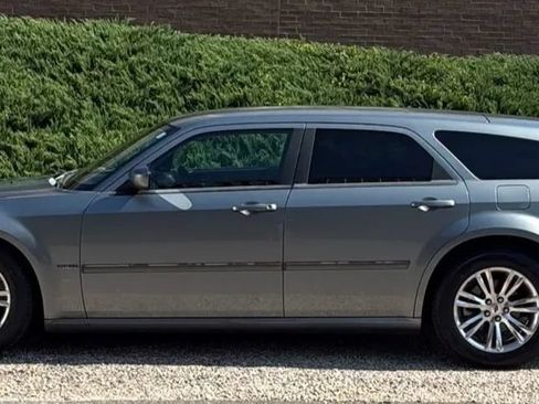 Used 2006 Dodge Magnum R/T RWD image 2