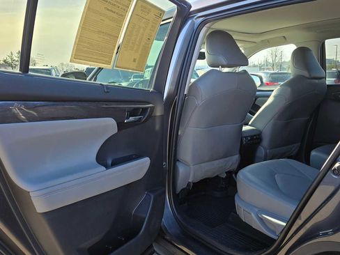 Certified 2022 Toyota Highlander Platinum image 16